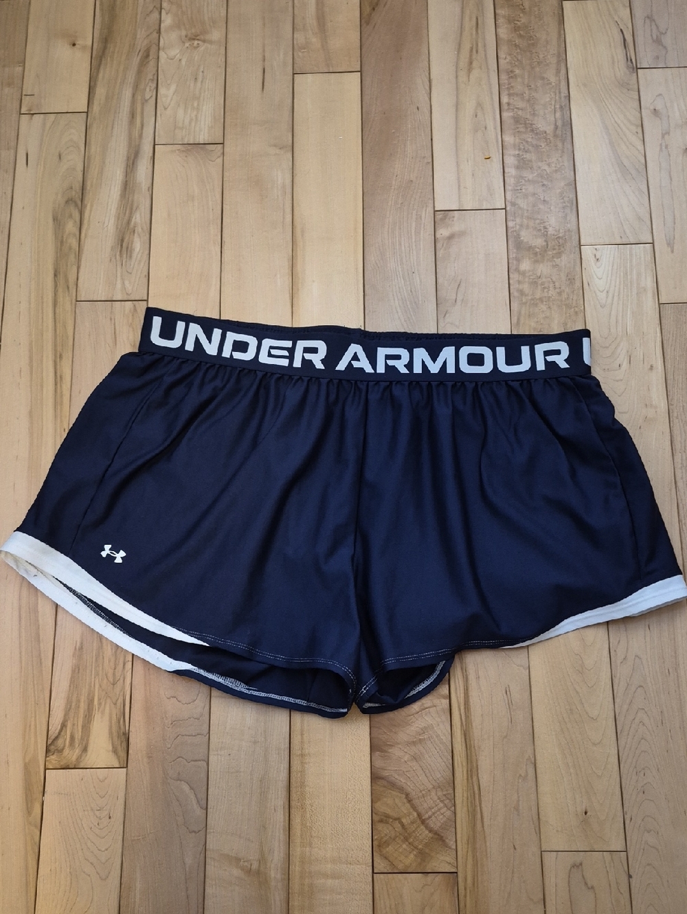 Under Armour Women’s Size 2X Navy Athletic Shorts with White Trim